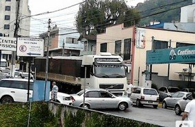 Caminhão atinge carro na Avenida Santa Terezinha