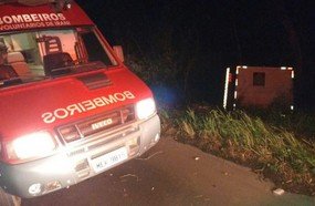 Caminhão com quatro pessoas tomba na BR-282