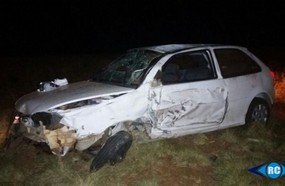 Carro capota após acidente que envolveu quatro veículos