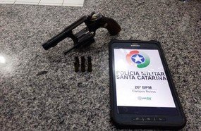 Homem dispara acidentalmente contra si ao limpar arma