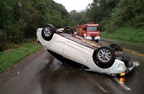 Condutora capota veículo em curva da BR-282