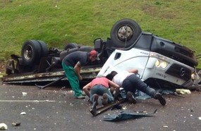 Caminhão capota e mata duas pessoas em Tangará