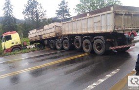 Caminhão tomba após carreta rodar e bloquear BR-282
