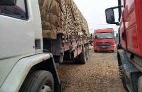 Auditores fiscais flagram transporte ilegal de cigarro na região
