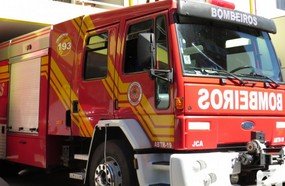 Atingidos pelo vendaval devem buscar lonas no quartel