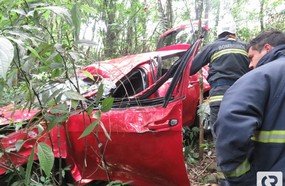 Mulher despenca com veículo em barranco após se perder na SC-150