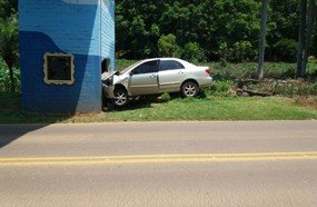 Veículo colide no portal de acesso a Ipira