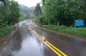 Deinfra realiza conserto paliativo no buraco da SC-150