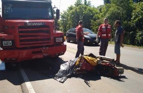 Motociclista morre ao colidir contra carreta na BR-153
