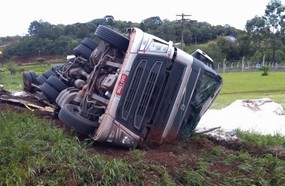 Motorista tomba carreta na BR-282, em Catanduvas