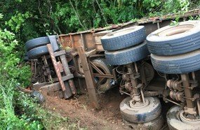 Carreta carregada com vinho e erva mate tomba em Catanduvas