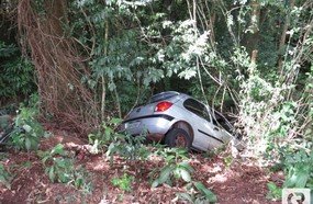 Veículo despenca em ribanceira no bairro Santa Tereza