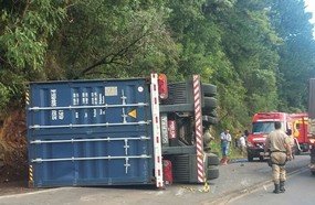 Motorista morre após tombar carreta em Vargem Bonita