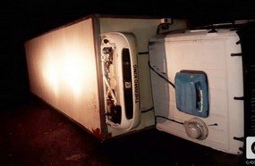 Motorista tomba caminhão na BR-282, em Herval d´Oeste