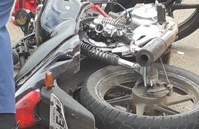 Motociclista fica ferido após colidir contra caminhão na SC-150