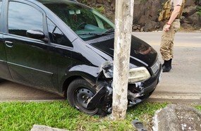 Condutora colide carro em poste no trevo do Chocodinho