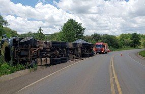 Tombamento de carreta deixa dois feridos na SC-135