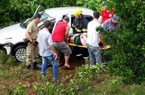 Mulher fica ferida após despencar com carro em barranco