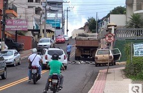 Caçamba da Prefeitura derruba tubos no centro de Herval