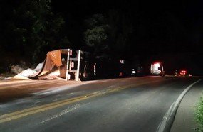 Carreta tomba na BR-282, em Catanduvas