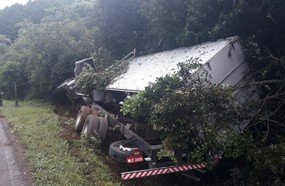 Caminhão sai da pista na BR-282, em Catanduvas