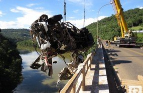 Caminhão que caiu da ponte é removido do Rio do Peixe