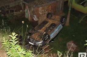 Motorista embriagado despenca com veículo em quintal
