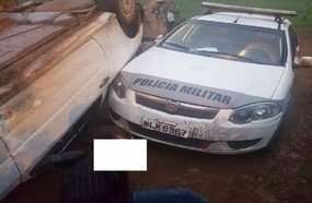 Motorista embriagado capota veículo após fugir da polícia