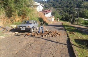 Vergonha alheia: cansado de esperar, morador arruma a rua em Herval