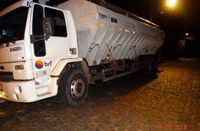 Caminhão usava logomarca de empresa para contrabandear cigarros