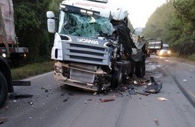 Colisão entre caminhões mata motorista na BR-470