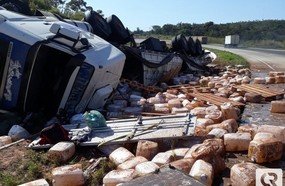 Carreta de Treze Tílias carregada com agrotóxicos tomba no MT