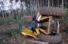 Homem fica ferido após tombar trator no interior de Zortéa