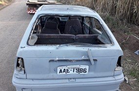 PM encontra arma ao abordar carro em má estado de conservação