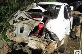 Veículo em fuga se acidenta e deixa três pessoas em estado grave