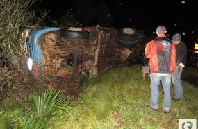 Ultrapassagem provoca tombamento de carreta na BR-282