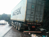 Motorista fica ferido após colidir carreta em árvore
