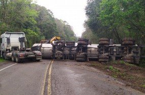 Carreta tomba e deixa trânsito interditado após colisão na BR-153