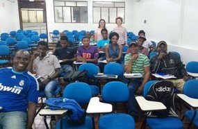 Haitianos recebem aula de língua portuguesa em Herval d´Oeste