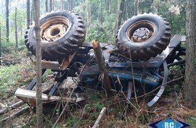 Operador fica ferido após tombar trator no interior de Capinzal