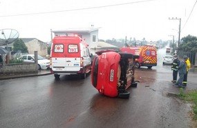 Carro tomba após colisão em Campos Novos