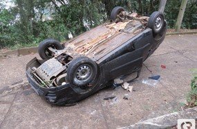 Veículo capota após deslizar em rua íngreme de Herval d´Oeste