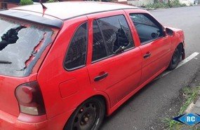 Motorista destrói carro antes de ser recolhido pela Polícia Militar