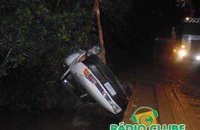 Motorista cai com veículo em riacho