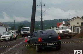 Mulher ferida ao bater em poste no Armindo de Medeiros Haro