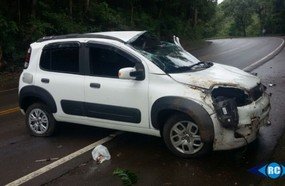 Motorista atinge barranco após rodar na pista na SC-150