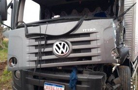 Condutor de caminhão fica ferido após colidir em ponto de ônibus