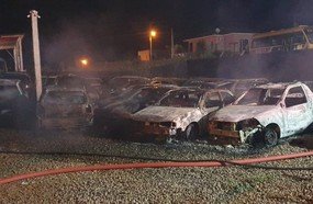Incêndio criminoso destrói veículos apreendidos em pátio credenciado