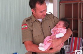Policial militar conhece bebê que ajudou a salvar