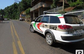 Jovem cai com motocicleta ao tentar evitar acidente em Joaçaba